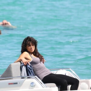 L'actrice Michelle Rodríguez détendue dans son annexe près du ponton du Club 55 à Saint-Tropez le 24 juillet 2015.