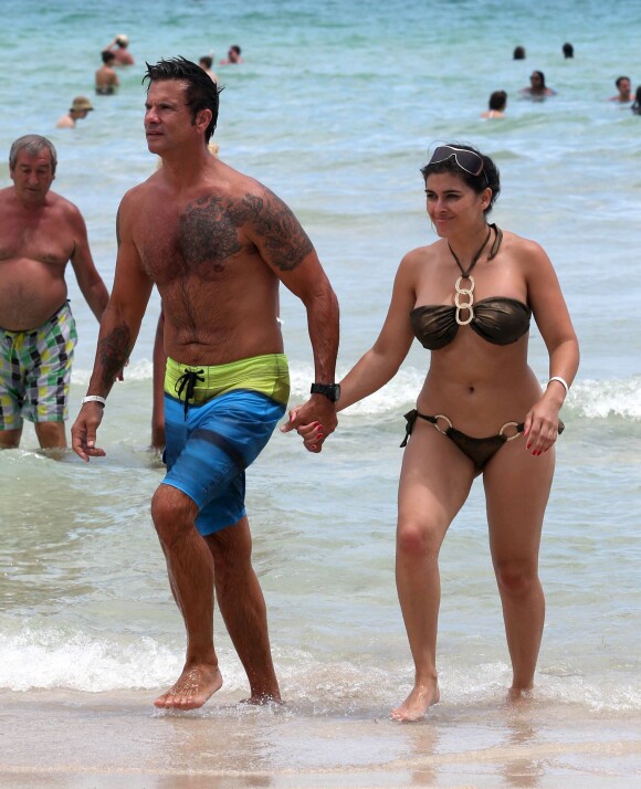 Lorenzo Lamas et sa femme Shawna Craig profitent du "Labor Day" pour aller a la plage a Miami. Le 2 septembre 2013  