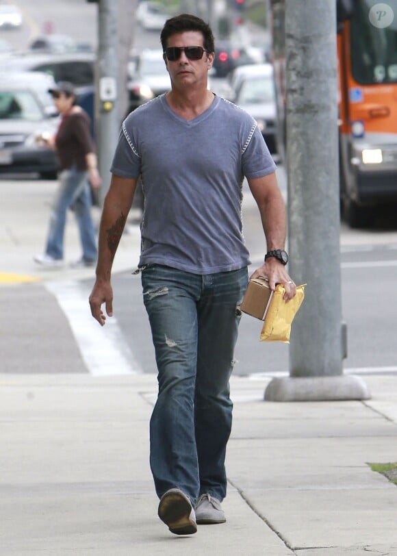 Lorenzo Lamas se rend a la poste a Beverly Hills, le 18 mars 2013.