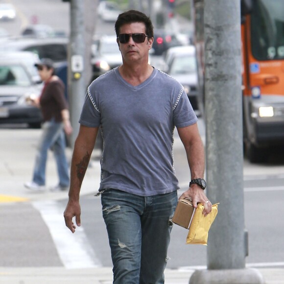 Lorenzo Lamas se rend a la poste a Beverly Hills, le 18 mars 2013.