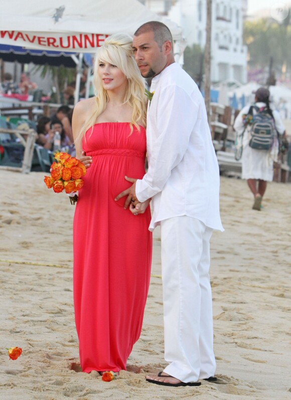Shayne Lamas enceinte et son amoureux Nik Richie - Mariage de Lorenzo Lamas et Shawna Craig au Mexique, le 30 avril 2011