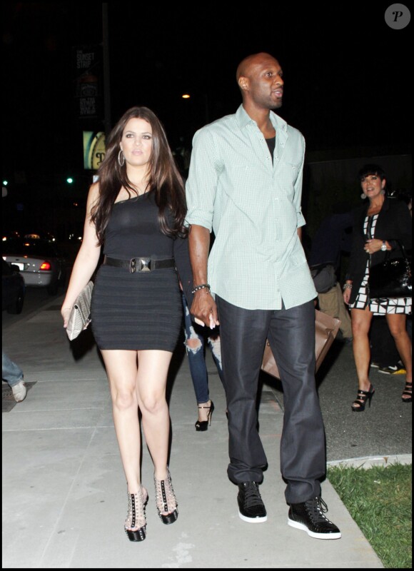 Khloe et Lamar sortent d'un restaurant à Wes Hollywood en 2010