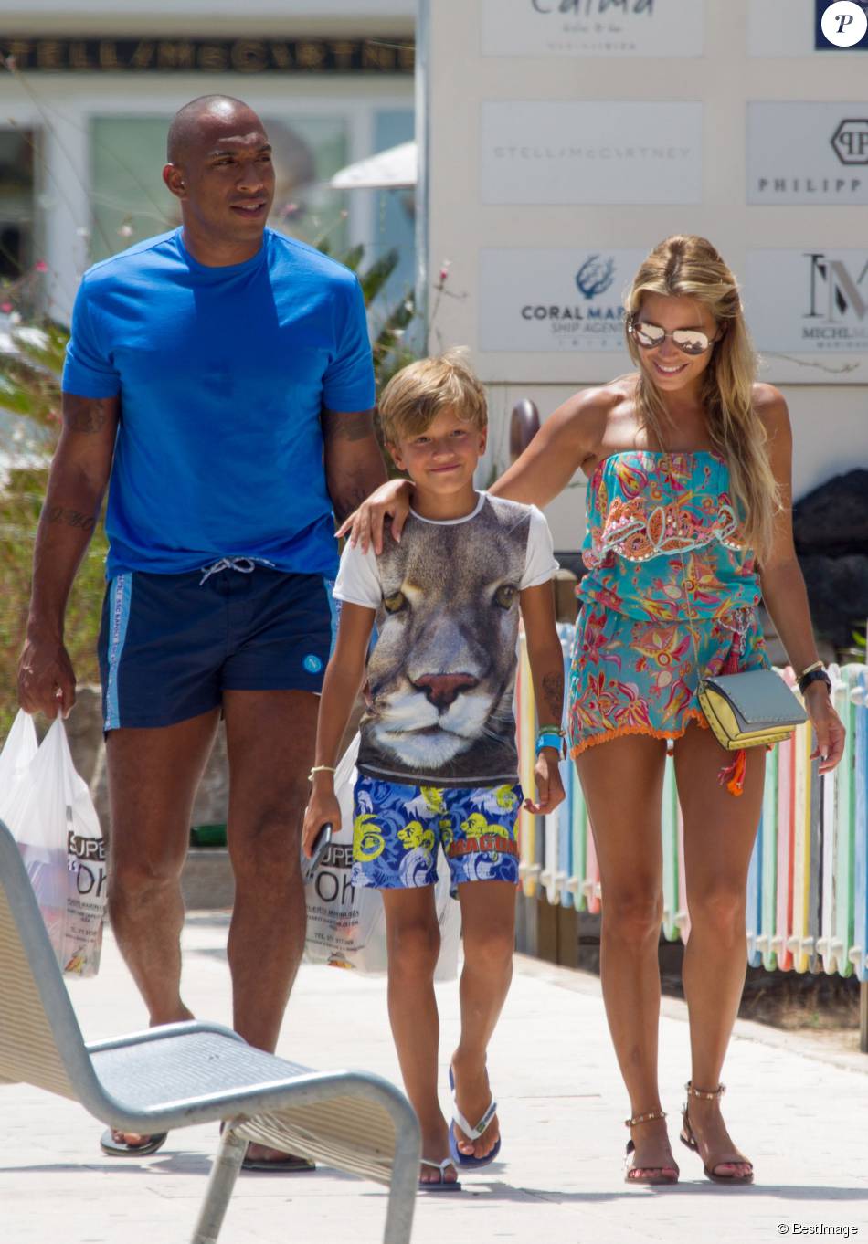 Sylvie Meis, son fils Damian Van Der Vaart et son compagnon Maurice Mobetie sont en vacances à Ibiza, le 29 juillet 2015.
