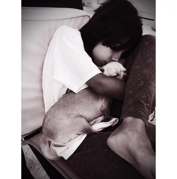 Annily, fille d'Alizée, et la chienne Galak, vendredi 14 août 2015 en Corse.