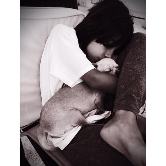 Annily, fille d'Alizée, et la chienne Galak, vendredi 14 août 2015 en Corse.