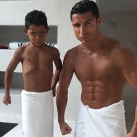 Cristiano Ronaldo : Super sexy et torse nu, la star prend la pose avec son fils