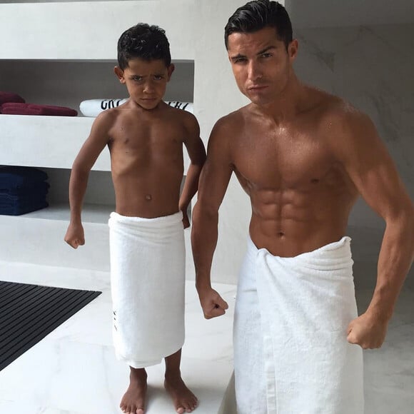 Cristiano Ronaldo, très sexy, et son fils, le vendredi 14 août 2015.