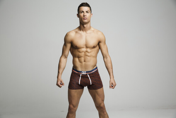 Cristiano Ronaldo pose pour sa collection de sous-vêtements. Les photos ne seraient pas retouchées - août 2015