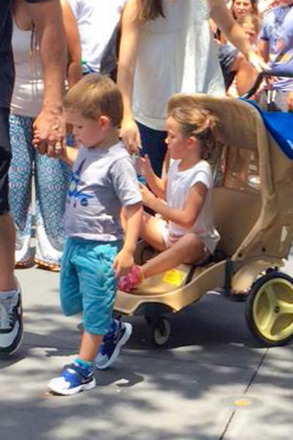 Ben Affleck et sa future ex-femme Jennifer Garner avec leurs enfants à Disney World le 17 août 2015