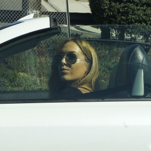 Christine Ouzounian met de l'essence dans sa voiture à Newport Beach, le 13 août 2015 