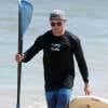 Zac Efron fait du paddle avec des amis sur une plage à Hawaii, le 23 mai 2015.