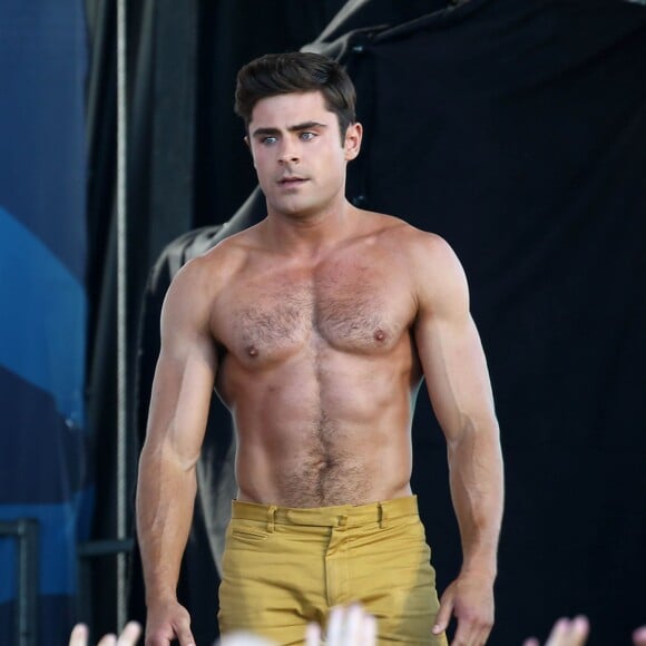 Zac Efron torse nu, sur le tournage du film "Dirty Grandpa" à Tybee Island en Georgie, le 30 avril 2015.