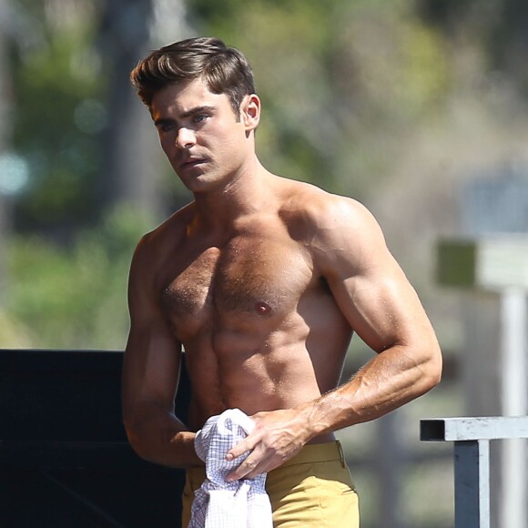 Zac Efron torse nu, sur le tournage du film "Dirty Grandpa" à Tybee Island en Georgie, le 30 avril 2015.