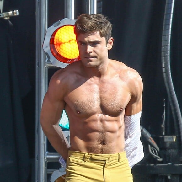 Zac Efron torse nu, sur le tournage du film "Dirty Grandpa" à Tybee Island en Georgie, le 30 avril 2015.