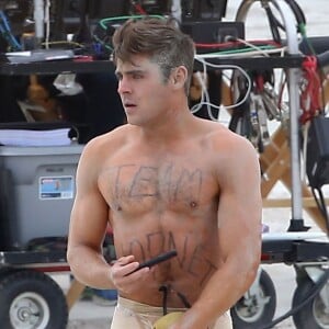 Zac Efron en slip sur le tournage du film "Dirty Grandpa" à Tybee Island en Georgie, le 28 avril 2015.