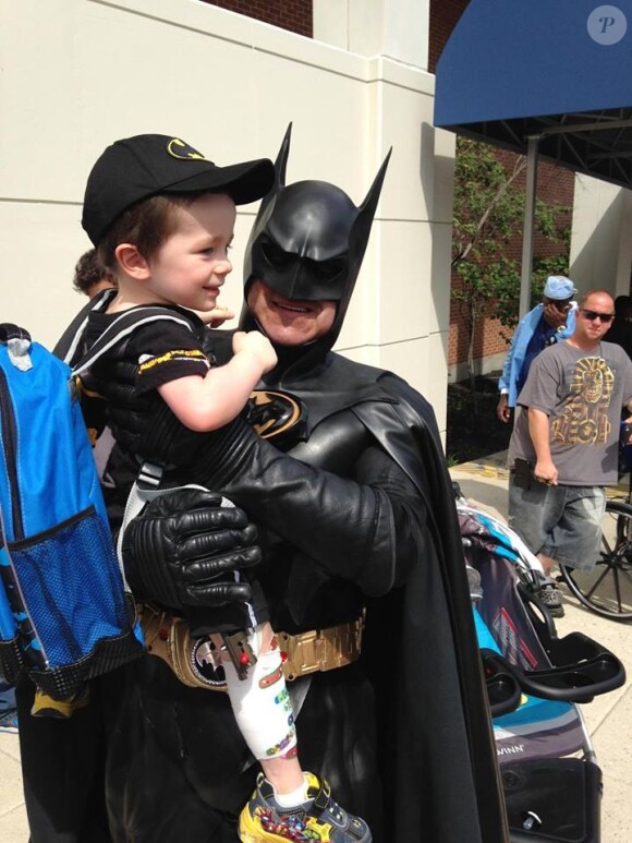 Lenny B. Robinson, business man au grand coeur, rendait visite à des enfants malades déguisés en Batman. Il est devenu une star du Web.