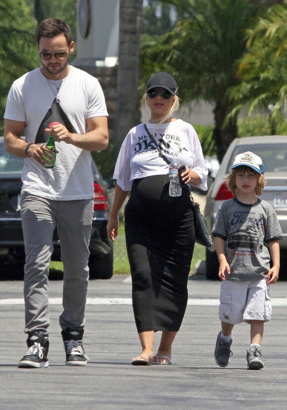 Exclusif - Christina Aguilera, très enceinte, son fiancé Matthew Rutler et son fils Max se rendent au mini golf à Studio City, le 12 juillet 2014. 