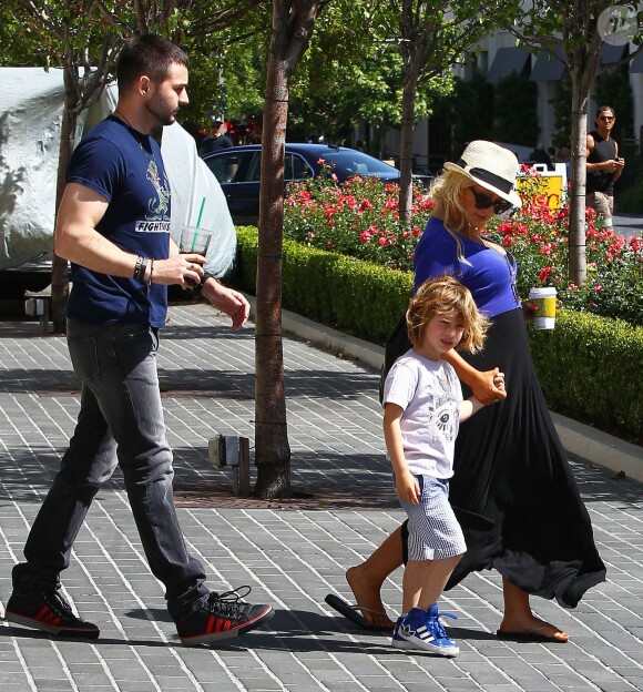 Christina Aguilera enceinte et son fiancé Matt Rutler vont déjeuner avec leur fils Max à l'occasion de la fête des mères à Los Angeles, le 11 mai 2014. 