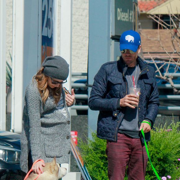 Chad Michael Murray et sa femme enceinte Sarah Roemer font une promenade avec leurs chiens à Studio City, Los Angeles, le 3 mars 2015