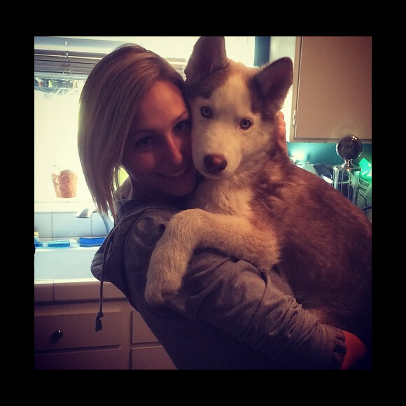 Chad Michael Murray a ajouté une photo de son chien Clark avec sa soeur / photo postée sur le compte Instagram de l'acteur.