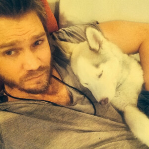 Chad Michael Murray a ajouté une photo avec son chien Clark / photo postée sur le compte Instagram de l'acteur.
