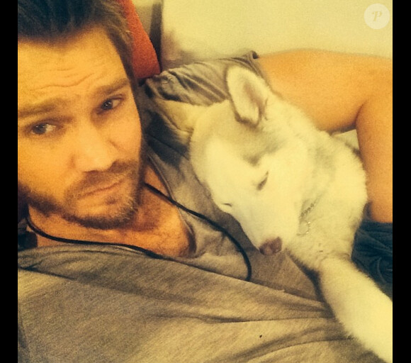 Chad Michael Murray a ajouté une photo avec son chien Clark / photo postée sur le compte Instagram de l'acteur.