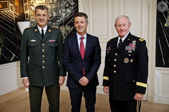 Le prince Frederik de Danemark a reçu en audience privée à Amalienborg le général américain Martin E. Dempsey et le général danois Peter Bartram, à Copenhague, le 18 août 2015.