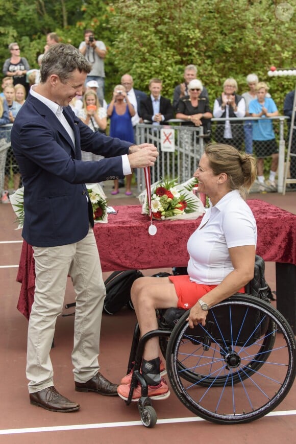 Le prince Frederik de Danemark, parrain de la Fédération danoise de tennis, assistait le 19 août 2015 aux finales des championnats handisport, avant de remettre les trophées et de se faire épingler en reconnaissance de ses travaux.