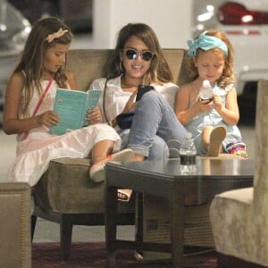 Jessica Alba fait du shopping en compagnie de ses deux filles à Los Angeles Le 25 Juillet 2015