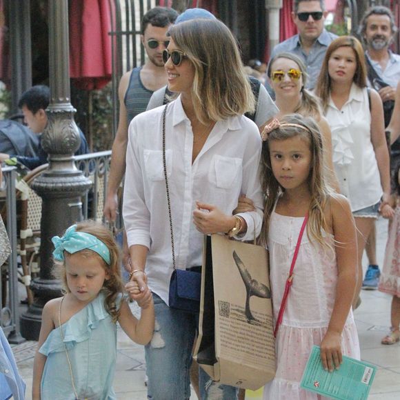 Jessica Alba fait du shopping en compagnie de ses deux filles à Los Angeles Le 25 Juillet 2015