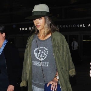 Jessica Alba arrive à l'aéroport de Los Angeles en provenance de Paris, le 9 juillet 2015.