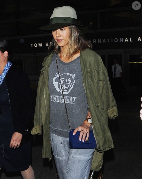 Jessica Alba arrive à l'aéroport de Los Angeles en provenance de Paris, le 9 juillet 2015.