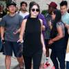 Selena Gomez, toute de noir vêtue à New York, porte des lunettes Christian Dior, un jean 3x1 et des sandales Saint Laurent. Le 20 août 2015.