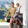Hilary Duff, sexy mama en mini-short en denim et bottines marrons, se promène avec son fils Luca dans les rues de Beverly Hills. Elle porte également un pull en cachemire marron, une chemise à carreaux nouée à la taille et un sac Céline (modèle Trio). Le 19 août 2015.