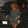 Rihanna se rend au Sayers Club à Hollywood, Los Angeles, habillée d'une robe zippée grise et de sandales Tom Ford (modèle Padlock). La chanteuse de 27 ans tient à la main droite un sac MCM. Le 20 août 2015.