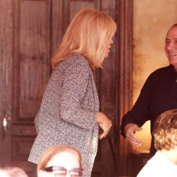 Exclusif - Amanda Lear est folle de joie de retrouver Silvio Berlusconi alors qu'il déjeune dans un restaurant avec sa famille (sa fille Marina et ses deux petits-fils Gabriele et Silvio) à Saint-Tropez, le 11 août 2015.