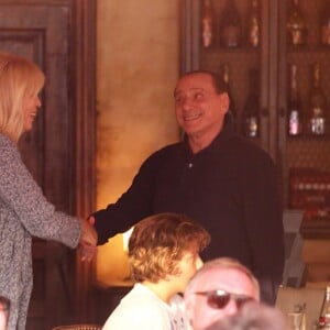 Exclusif - Amanda Lear est folle de joie de retrouver Silvio Berlusconi alors qu'il déjeune dans un restaurant avec sa famille (sa fille Marina et ses deux petits-fils Gabriele et Silvio) à Saint-Tropez, le 11 août 2015.