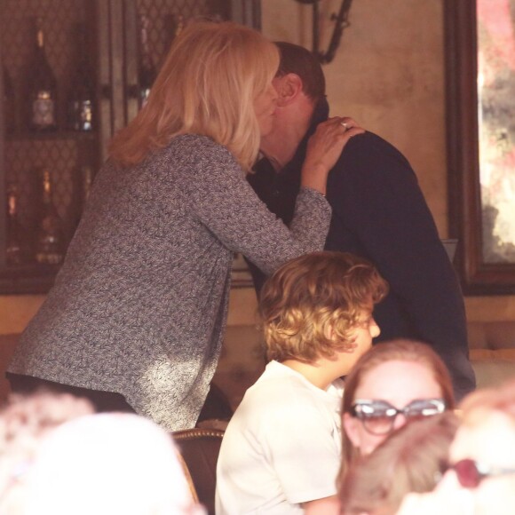 Exclusif - Amanda Lear est folle de joie de retrouver Silvio Berlusconi alors qu'il déjeune dans un restaurant avec sa famille (sa fille Marina et ses deux petits-fils Gabriele et Silvio) à Saint-Tropez, le 11 août 2015.