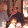 Exclusif - Amanda Lear est folle de joie de retrouver Silvio Berlusconi alors qu'il déjeune dans un restaurant avec sa famille (sa fille Marina et ses deux petits-fils Gabriele et Silvio) à Saint-Tropez, le 11 août 2015.