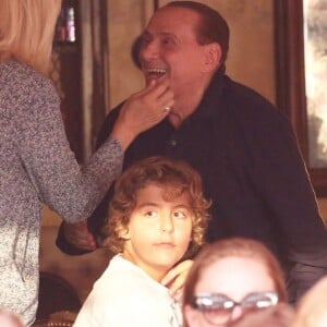 Exclusif - Amanda Lear est folle de joie de retrouver Silvio Berlusconi alors qu'il déjeune dans un restaurant avec sa famille (sa fille Marina et ses deux petits-fils Gabriele et Silvio) à Saint-Tropez, le 11 août 2015.