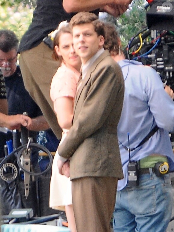 Kristen Stewart et Jesse Eisenberg sur le tournage du nouveau film de Woody Allen le 21 août 2015.