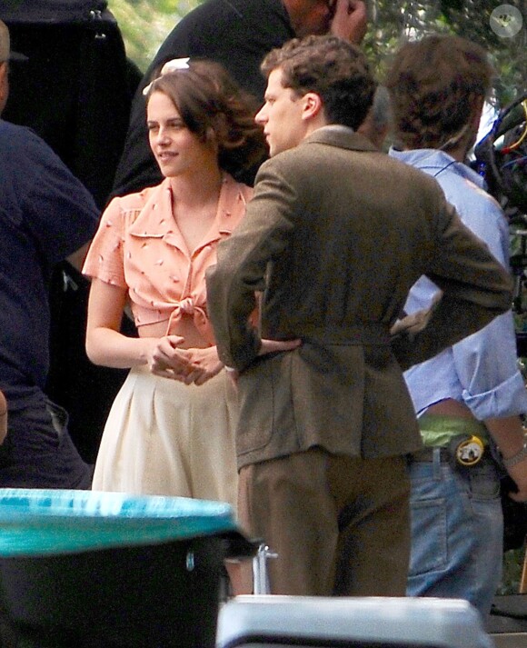 Kristen Stewart et Jesse Eisenberg sur le tournage du nouveau film de Woody Allen le 21 août 2015.
