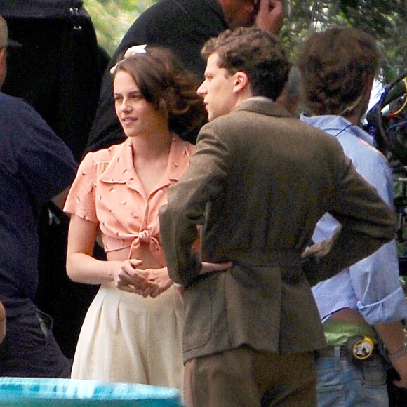 Kristen Stewart et Jesse Eisenberg sur le tournage du nouveau film de Woody Allen le 21 août 2015.