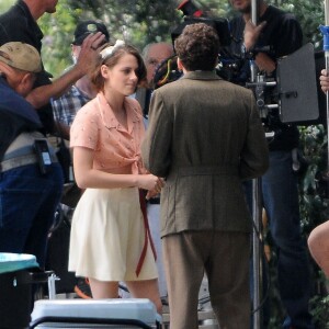 Kristen Stewart et Jesse Eisenberg sur le tournage du nouveau film de Woody Allen le 21 août 2015.