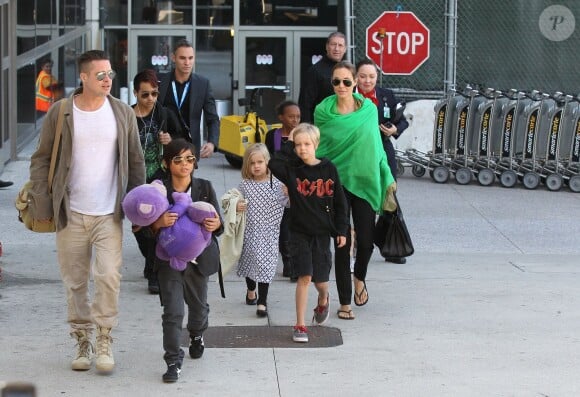 Brad Pitt et Angelina Jolie arrivant à l'aéroport de Los Angeles en provenance d'Australie avec leurs enfants, le 5 février 2014
