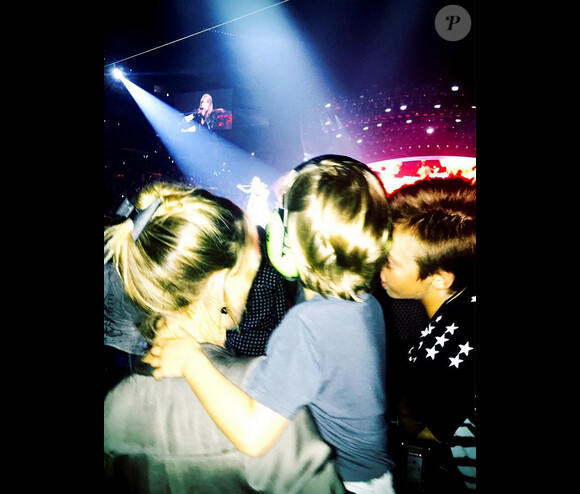 Kate Hudson et ses deux garçons au concert de Taylor Swift / août 2015