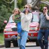 Exclusif - Kate Hudson et son fils Bingham sont allés visiter le nouveau domicile de Reese Witherspoon à Brentwood. Jim Toth, le mari de Reese, les accueille sur le palier de la porte. Le 22 mai 2015  