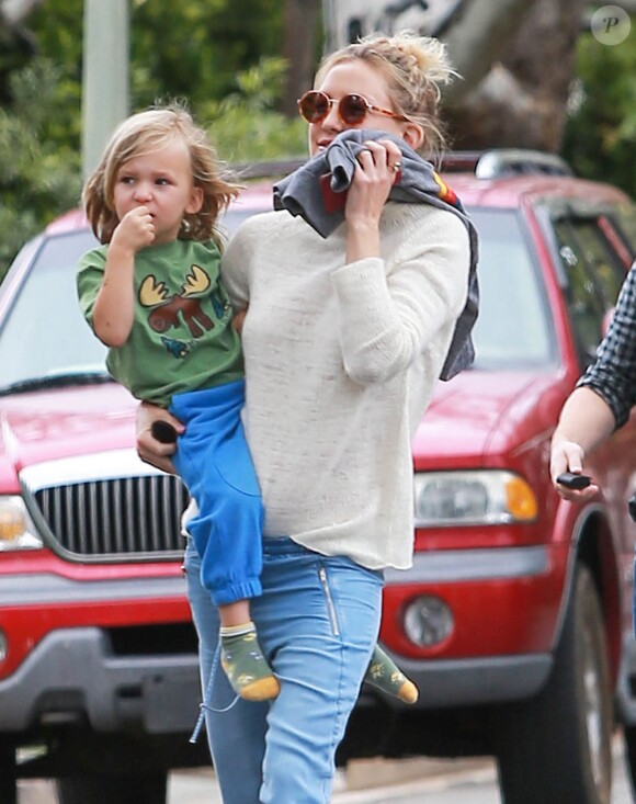 Exclusif - Kate Hudson et son fils Bingham sont allés visiter le nouveau domicile de Reese Witherspoon à Brentwood. Jim Toth, le mari de Reese, les accueille sur le palier de la porte. Le 22 mai 2015  