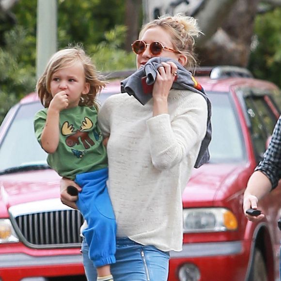 Exclusif - Kate Hudson et son fils Bingham sont allés visiter le nouveau domicile de Reese Witherspoon à Brentwood. Jim Toth, le mari de Reese, les accueille sur le palier de la porte. Le 22 mai 2015  