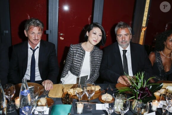Sean Penn, Fleur Pellerin, Luc Besson - Dîner au Fouquet's lors de la 40e cérémonie des César à Paris le 20 février 2015.
